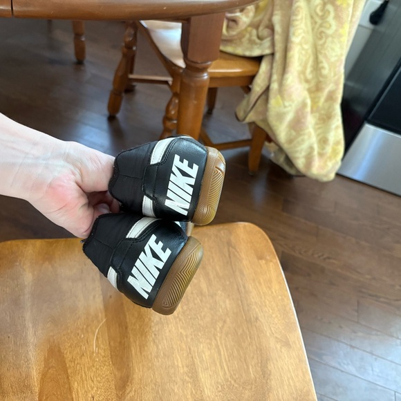 Nike Black and White Athletic Shoes - Picture 7 of 7